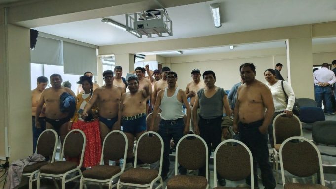 Melgar: pobladores protestan desnudos en la PCM tras ausencia de ministros para tratar problemática ambiental