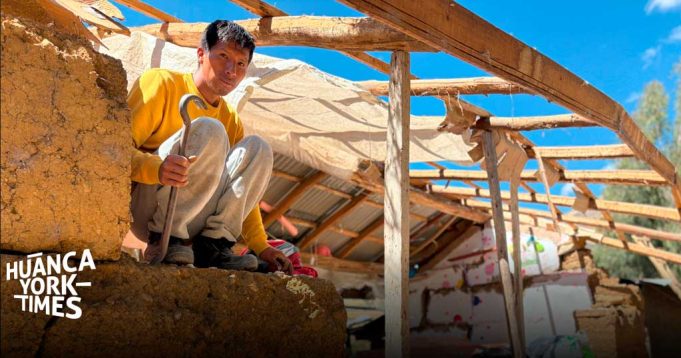 Pumpunya: en el barrio Inay damnificados empiezan a derrumbar sus casas con sus propias manos