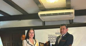 ALCALDESA DE MAYNAS, PAOLA BANCES CHÁVEZ, RECIBE RECONOCIMIENTO DEL CONGRESO DE LA REPÚBLICA A TRAVÉS DEL CONGRESISTA GUSTAVO CORDERO JON TAY