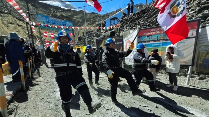 La Rinconada: mineros desfilan a más de 5.000 m s. n. m. para celebrar las Fiestas Patrias